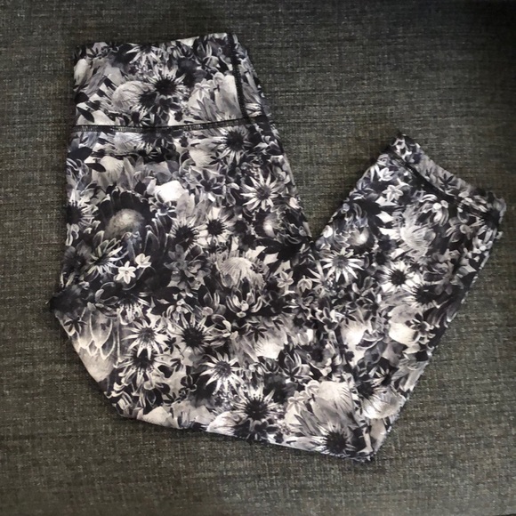 Lulu Lemon B/W floral ankle Cropped pants - Picture 2 of 3